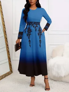 Elegante abito lungo sfumato blu e nero con maniche lunghe e motivi floreali.