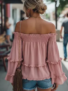 Elegante roze top met blote schouders en lange mouwen met ruches en gesmokte hals