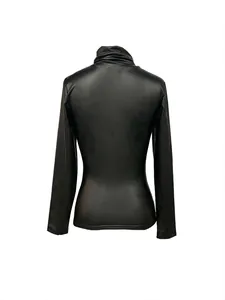 Elegante zwarte top met lange mouwen en opstaande kraag van glanzend stretch-kunstleer