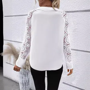 Elegantes weißes Langarm-Top mit aufwendigen Spitzen-Patchwork-Ärmeln für einen Freizeitlook