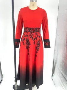 Vista completa vestito lungo sfumato rosso e nero con stampa floreale su manichino