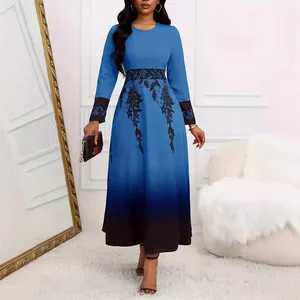 Elegante abito lungo taglie forti sfumato blu con stampa floreale e maniche lunghe