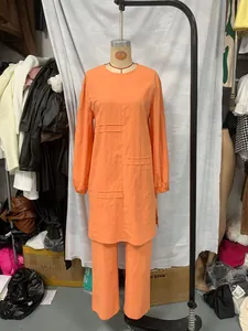 Elegante completo due pezzi con tunica arancione a maniche lunghe e pantaloni larghi