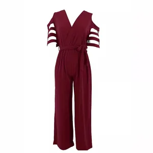 Elegante tuta bordeaux con scollo a V, spalle scoperte, vita alta e cintura a fiocco