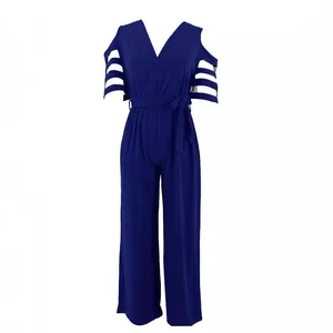 Elegante tuta blu reale con scollo a V, spalle scoperte e cintura in vita regolabile.