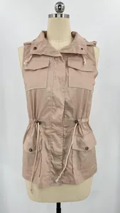 Vue détaillée d'un gilet utilitaire rose sans manches pour femme avec cordon et capuche
