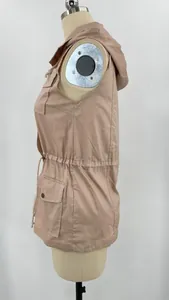 Vue latérale d'un gilet utilitaire rose sans manches avec capuche et cordon sur mannequin