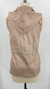 Vue arrière d'un gilet cargo sans manches à capuche rose avec cordon de serrage.