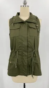 Vue détaillée d'un gilet utilitaire à capuche vert armée pour femme sur buste