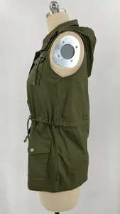 Vue latérale de la veste cargo à capuche vert armée avec cordon pour femme sur mannequin