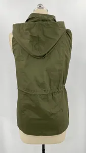 Vue arrière de la veste utilitaire vert olive à capuche avec cordon réglable