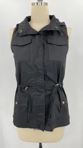 Vue de détail avant d'un gilet utilitaire noir à capuche avec cordon sur mannequin