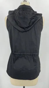 Vue arrière d'un gilet noir à capuche pour femme avec une taille à cordon réglable