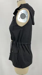 Vue latérale détaillée d'un gilet à capuche noir avec cordon de serrage et poches.