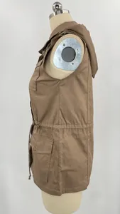 Détail du profil latéral du gilet utilitaire marron à capuche avec cordon de serrage à la taille.