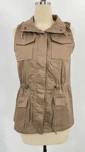 Vue détaillée d'un gilet utilitaire à capuche kaki avec taille à cordon et poches