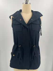 Détail d'une veste utilitaire noire à capuche pour femme avec cordon de serrage