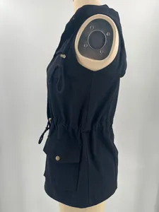 Vue latérale du gilet utilitaire noir à capuche pour femme avec cordon de serrage et poche