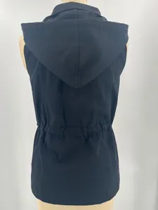 Vue arrière d'un gilet utilitaire noir à capuche avec cordon de serrage réglable.