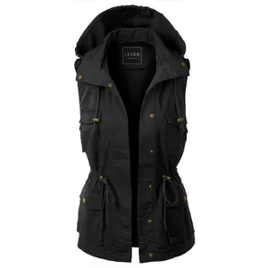 Détail d'un gilet utilitaire noir à capuche pour femme avec cordons et boutons dorés