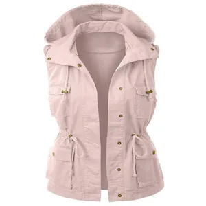 Vue détaillée d'un gilet cargo à capuche rose pâle avec cordon de serrage à la taille.