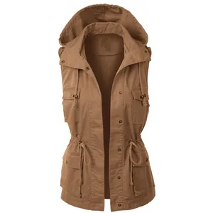 Vue détaillée d'un gilet cargo marron à capuche avec taille à cordon de serrage.