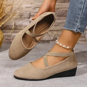 Vista dettagliata di scarpe con zeppa kaki da donna con punta tonda e cinturini elastici