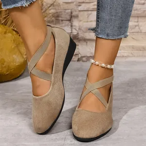 Primo piano di scarpe con zeppa in pelle scamosciata kaki con cinghie elastiche