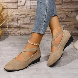 Vista dettagliata di eleganti scarpe con zeppa beige dotate di cinturini incrociati