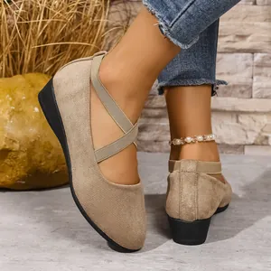 Scarpe beige con zeppa, punta tonda e cinturini elastici incrociati per la primavera.