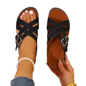 Sandales compensées noires pour femmes avec brides croisées, semelle épaisse et boucle