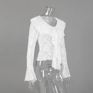 Elegante camicetta in pizzo bianco stile francese con volant raffinati e maniche a campana