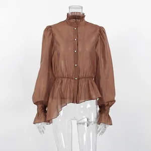 Elegante blusa marrón con mangas abullonadas, cintura ajustada y detalle de cuello de volantes