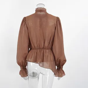 Detalle posterior de una blusa marrón transparente de estilo francés con volantes