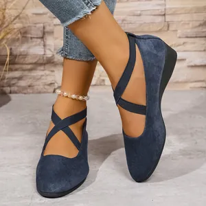 Dettaglio scarpe con zeppa in pelle scamosciata blu navy con cinturini elastici incrociati