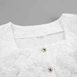Dettaglio di una camicetta jacquard vintage francese bianca con scollo quadrato e bottoni