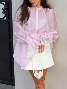 Elegante blusa lavanda transparente con mangas abullonadas y puños de encaje