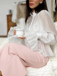 Elegante blusa blanca de tencel estilo francés con mangas abullonadas