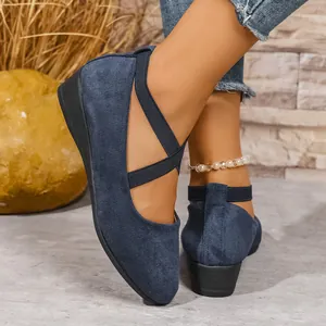 Scarpe con zeppa blu navy in pelle scamosciata con cinturini elastici incrociati da donna.