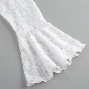 Primo piano del dettaglio della manica a campana in pizzo bianco con balza elegante