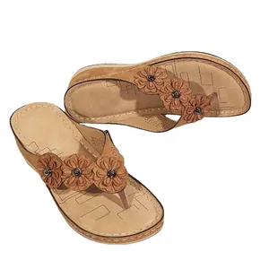 Comodi sandali infradito marroni vintage da donna con fiori decorativi e zeppa leggera