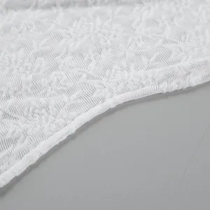 Primo piano di alta qualità del tessuto in pizzo floreale bianco con dettagli traforati