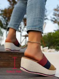 Vista detallada de sandalias con cuña de colores con una altura de tacón de 7 cm mujer