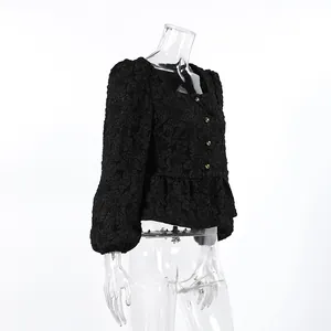 Camicia vintage francese jacquard con scollo quadrato e maniche a sbuffo nere.