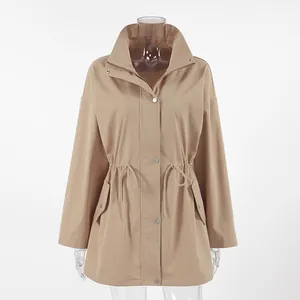 Coupe-vent mi-long beige pour femme avec taille à cordon et col montant