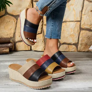 Vista detallada de sandalias de cuña con plataforma mostradas en modelo y el suelo