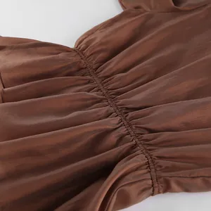 Primer plano de tela de tencel marrón con detalle de cintura fruncida y acabado satinado