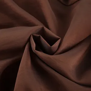 Detalle de macro textura de tela Tencel marrón de alta calidad para camisas elegantes estilo francés
