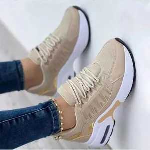 Detailansicht der beigen atmungsaktiven Mesh-Sneaker für Damen mit dicken Sohlen