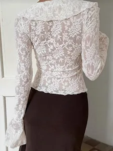 Elegante camicetta francese in pizzo bianco con colletto a balze e maniche svasate traforate
